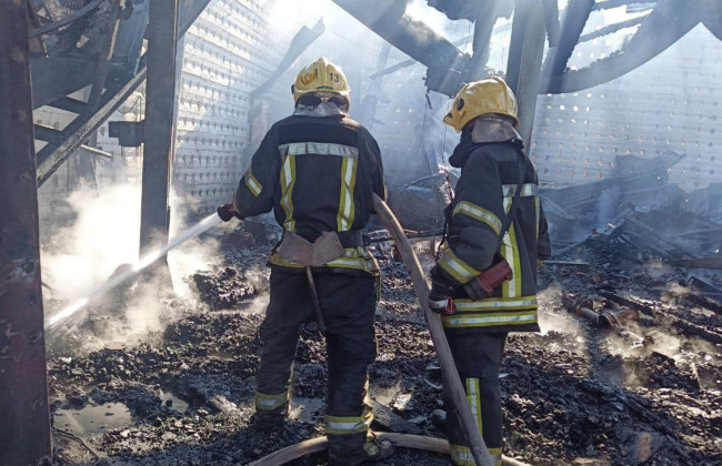 У Києві сталася пожежа на Троєщині: пошкодженні автомобілі розташовані поруч, фото
