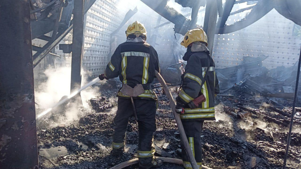 У Києві сталася пожежа на Троєщині: пошкодженні автомобілі розташовані поруч, фото