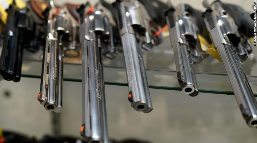 Байден подписал закон об ужесточении контроля над огнестрельным оружием – CNN