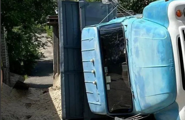 В Киеве перевернулся самосвал: появились фото