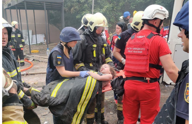 Врачи прокомментировали состояние пострадавшей под завалами в Киеве девочки
