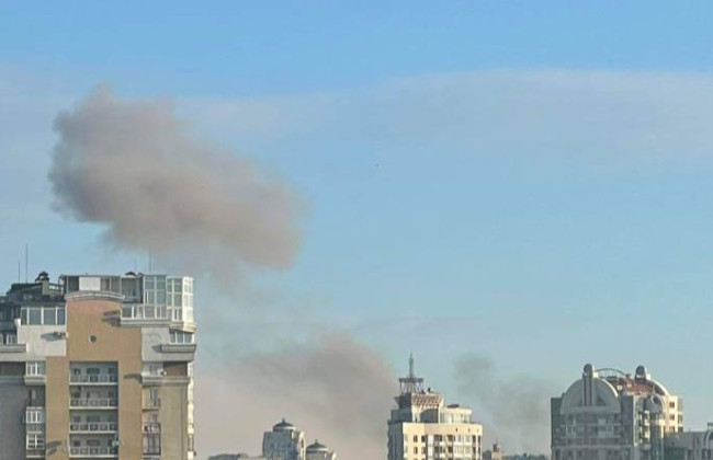 В двух домах в Шевченковском районе Киева начался пожар после прилета ракеты: фото, видео