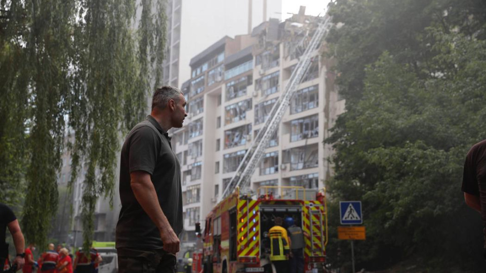 Ракетний удар по житловому будинку в Києві: розбір завалів триває, — Кличко