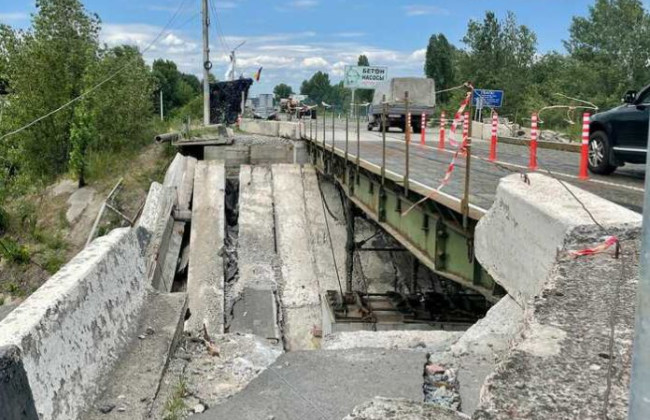 Под Киевом отремонтировали еще один мост, фото
