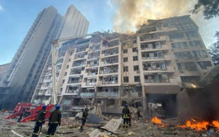 В Киеве спасатели вытащили тело погибшего мужчины из-под завалов дома: видео
