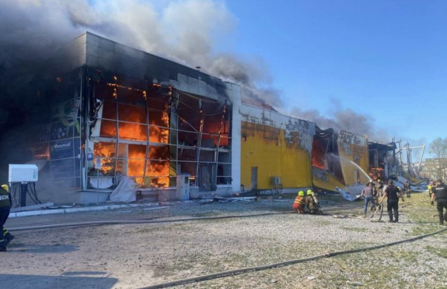 Ракетный обстрел ТРЦ в Кременчуге: появилось фото и видео