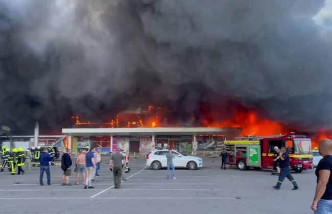 У ТРЦ було понад тисячу цивільних: Зеленський прокоментував ракетний удар по Кременчуку, відео