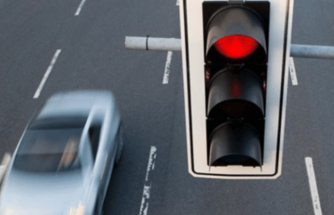 Проезд на запрещающий сигнал светофора: водителем напомнили о штрафе