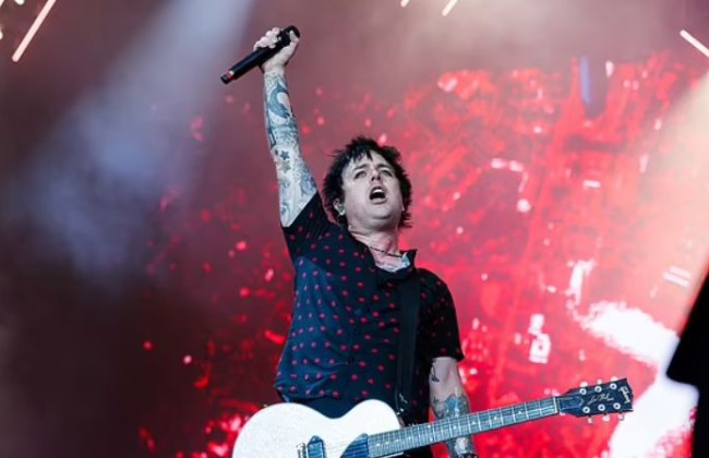 Фронтмен группы Green Day больше не хочет быть американцем из-за запрета абортов