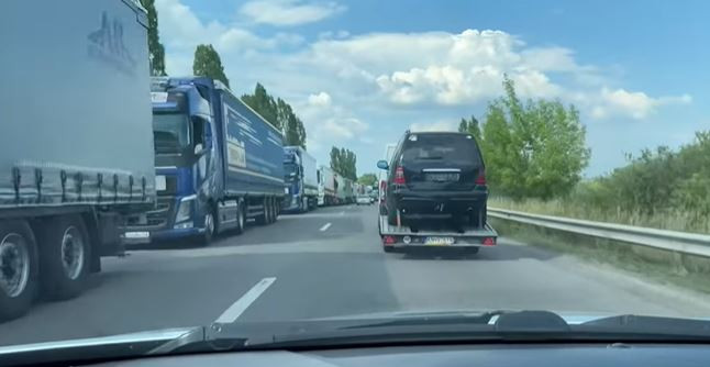 В Украину массово везут «евробляхи»: на границе километровые очереди