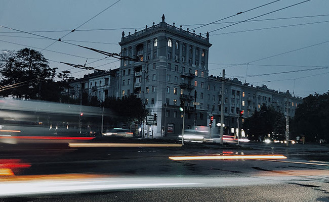 В Днепре ракетный удар пришелся на СТО: под завалами находятся люди, обновлено
