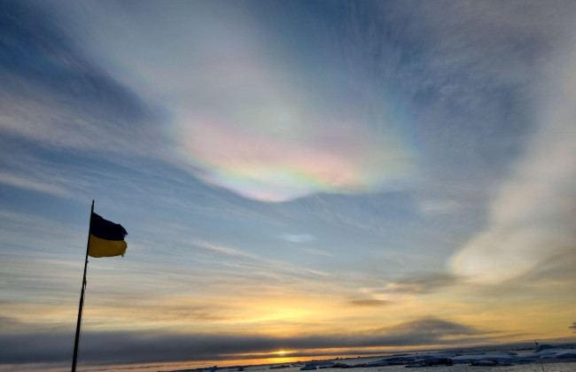 Перламутрові хмари: українські полярники показали унікальне явище, фото