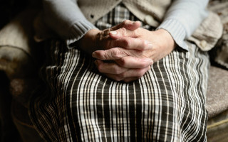 Майже 65 тисяч літніх людей, які не є переміщеними особами, можуть отримати грошову допомогу