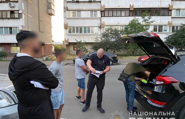 «Прибуткова робота для дівчат»: у Києві затримали чоловіка, який відправляв українок у рабство за кордон