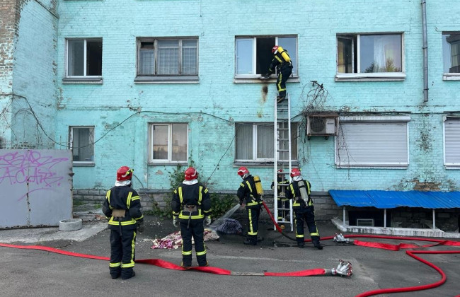 В Киеве вспыхнул пожар в общежитии