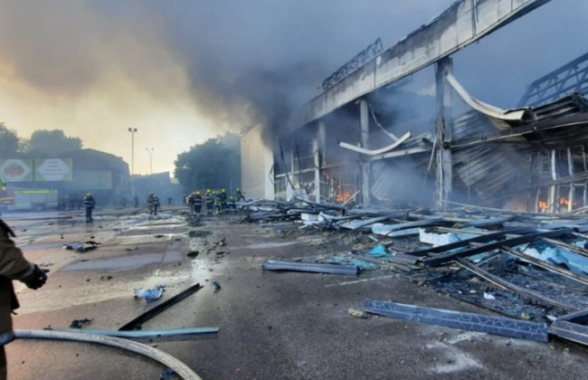 Зеленский опубликовал момент попадания российской ракеты по ТЦ в Кременчуге