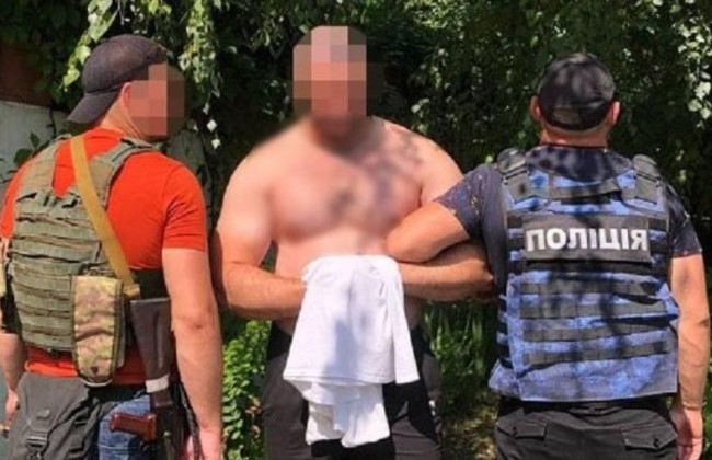 Требовал деньги у женщин и угрожал оружием: под Киевом задержали опасного преступника