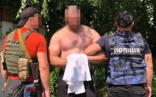 Требовал деньги у женщин и угрожал оружием: под Киевом задержали опасного преступника