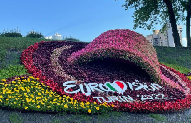 Известная розовая панама из цветов появилась возле метро в Киеве: яркие фото