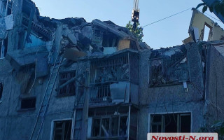В Николаеве ракета попала в многоэтажный дом