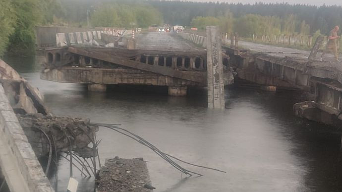 Блискавка зруйнувала міст через річку Ірпінь: загинула людина, є потерпілі