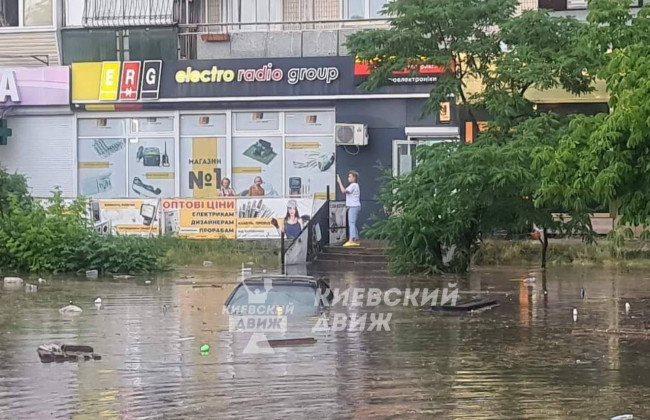 В Киеве погодный апокалипсис: автомобили ушли под воду, фото и видео