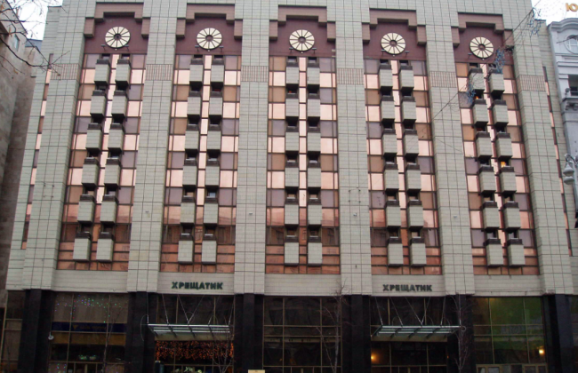 У Києві в готелі «Хрещатик» правоохоронці знайшли склад зброї: відео