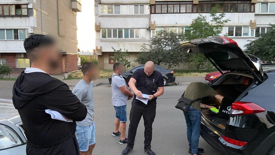 «Прибуткова робота для дівчат»: у Києві затримали чоловіка, який відправляв українок у рабство за кордон