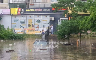 В Киеве погодный апокалипсис: автомобили ушли под воду, фото и видео