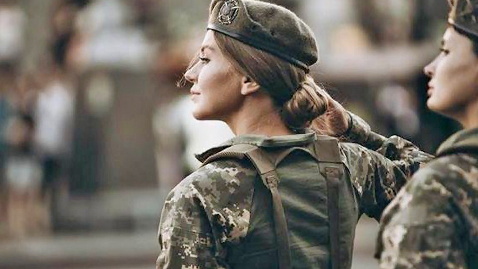 Женщин-военнослужащих поздравили с 8 Марта со сцены Театра Российской Армии