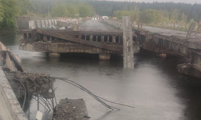 Блискавка зруйнувала міст через річку Ірпінь: загинула людина, є потерпілі