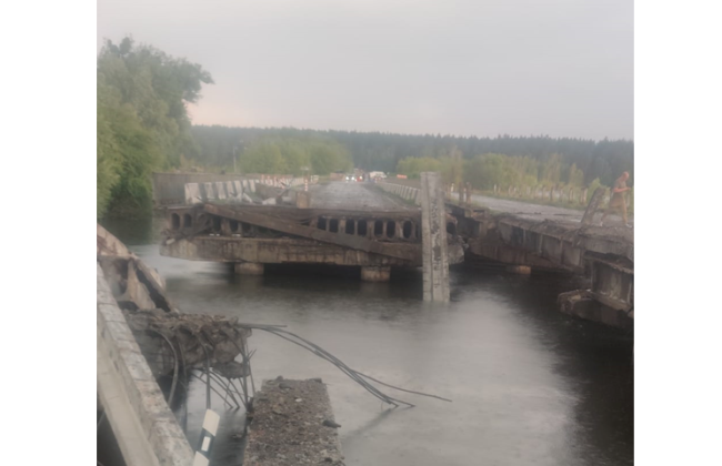 У міст через річку Ірпінь влучила блискавка: рух транспорту неможливий