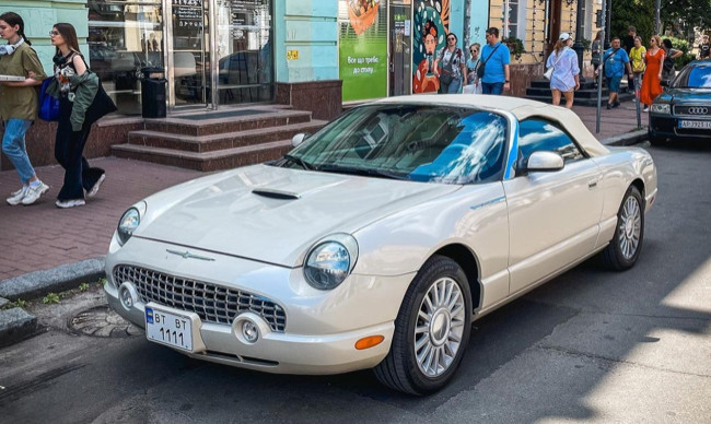 В Киеве заметили раритетный спорткар Ford: фото