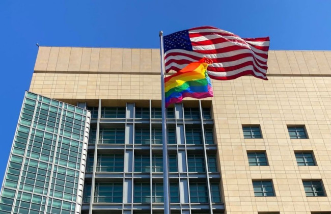 В Москве посольство США над площадью так называемой «ДНР» подняло флаг ЛГБТ