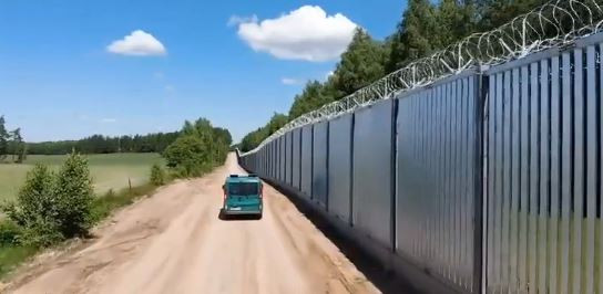 Польша достроила 5-метровый забор на границе с Беларусью: видео