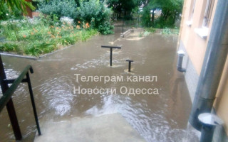 Одессу накрыл сильный ливень с грозой: многие улицы затоплены, фото и видео