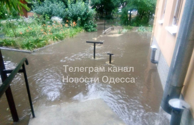 Одессу накрыл сильный ливень с грозой: многие улицы затоплены, фото и видео