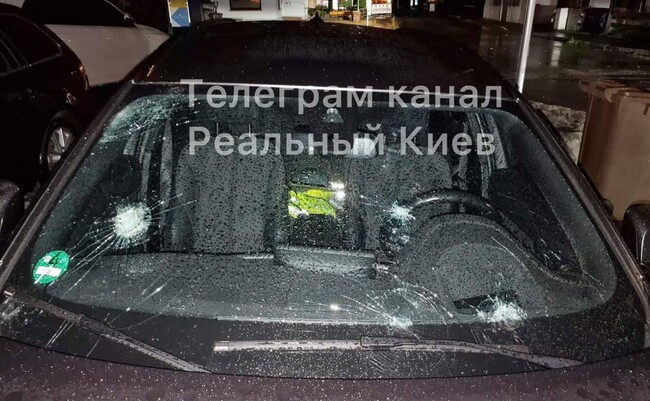 Під Києвом величезний град пошкодив автівку, фото