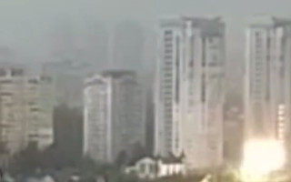 В Киеве молния поразила высоковольтную линию: момент удара попал на видео