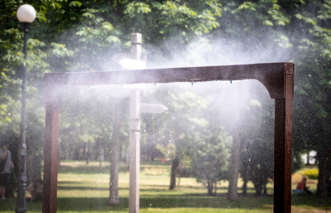 У київських парках і скверах з’явились рамки-розпилювачі