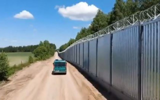 Польша достроила 5-метровый забор на границе с Беларусью: видео