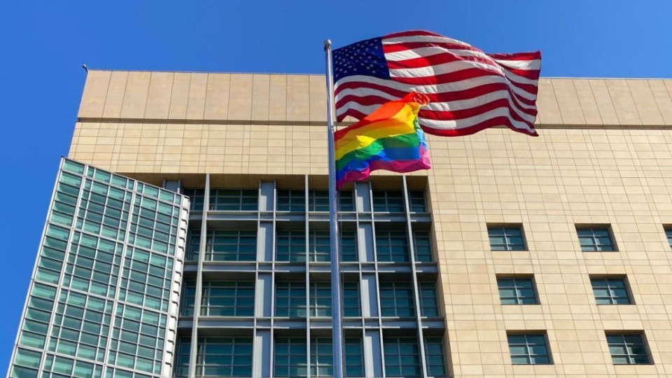 В Москве посольство США над площадью так называемой «ДНР» подняло флаг ЛГБТ