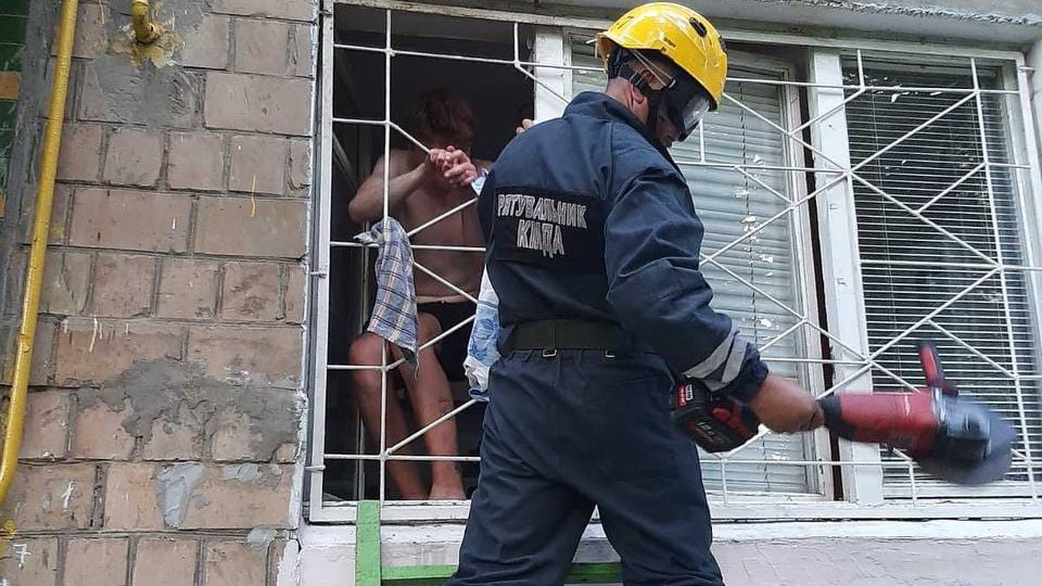 У Києві рятувальники звільнили підлітка, який застряг в решітці вікна