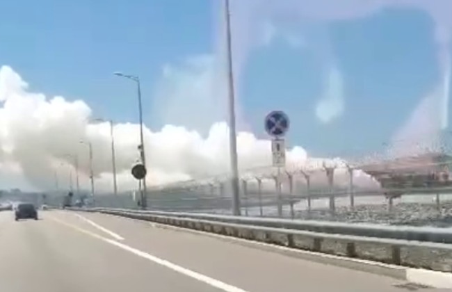 Возле Крымского моста заметили клубы дыма: фото и видео