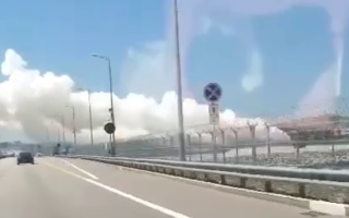 Возле Крымского моста заметили клубы дыма: фото и видео
