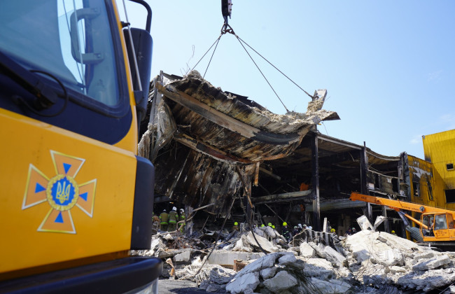 Ракетний обстріл Кременчука: під завалами ТЦ знайшли ще 6 фрагментів тіл