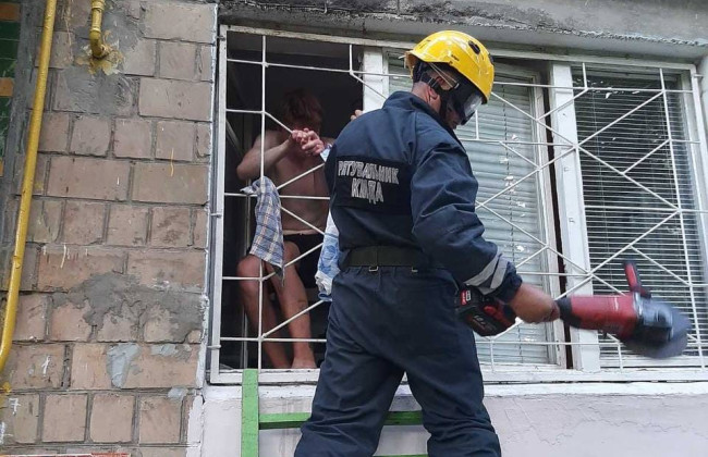 У Києві рятувальники звільнили підлітка, який застряг в решітці вікна