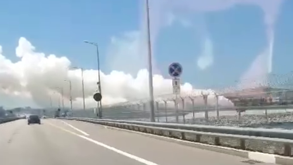Возле Крымского моста заметили клубы дыма: фото и видео