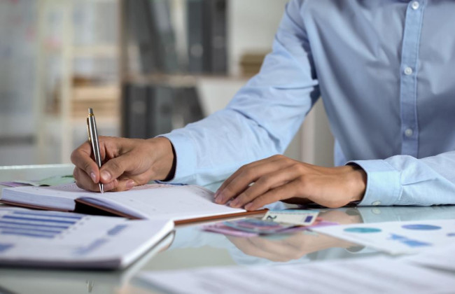 Чи зупиняються строки розгляду повідомлення щодо невідповідності критеріям ризиковості під час війни