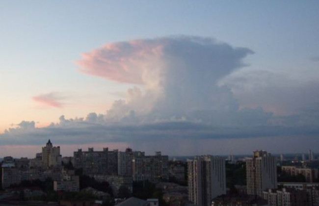 Хмара у формі ядерного гриба: киянам пояснили природне явище